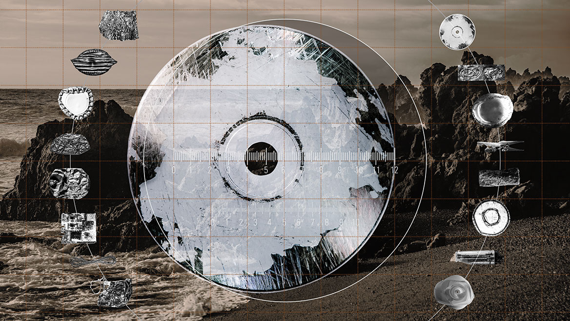 Das Hauptmotiv dieses Compositings ist eine stark verkratzte CD. Diese und alle folgenden Bilder haben statt der wüstenhaften Gebirgslandschaften Hintergrundbilder mit zerklüfteten Meeres- und Küstenmotiven.