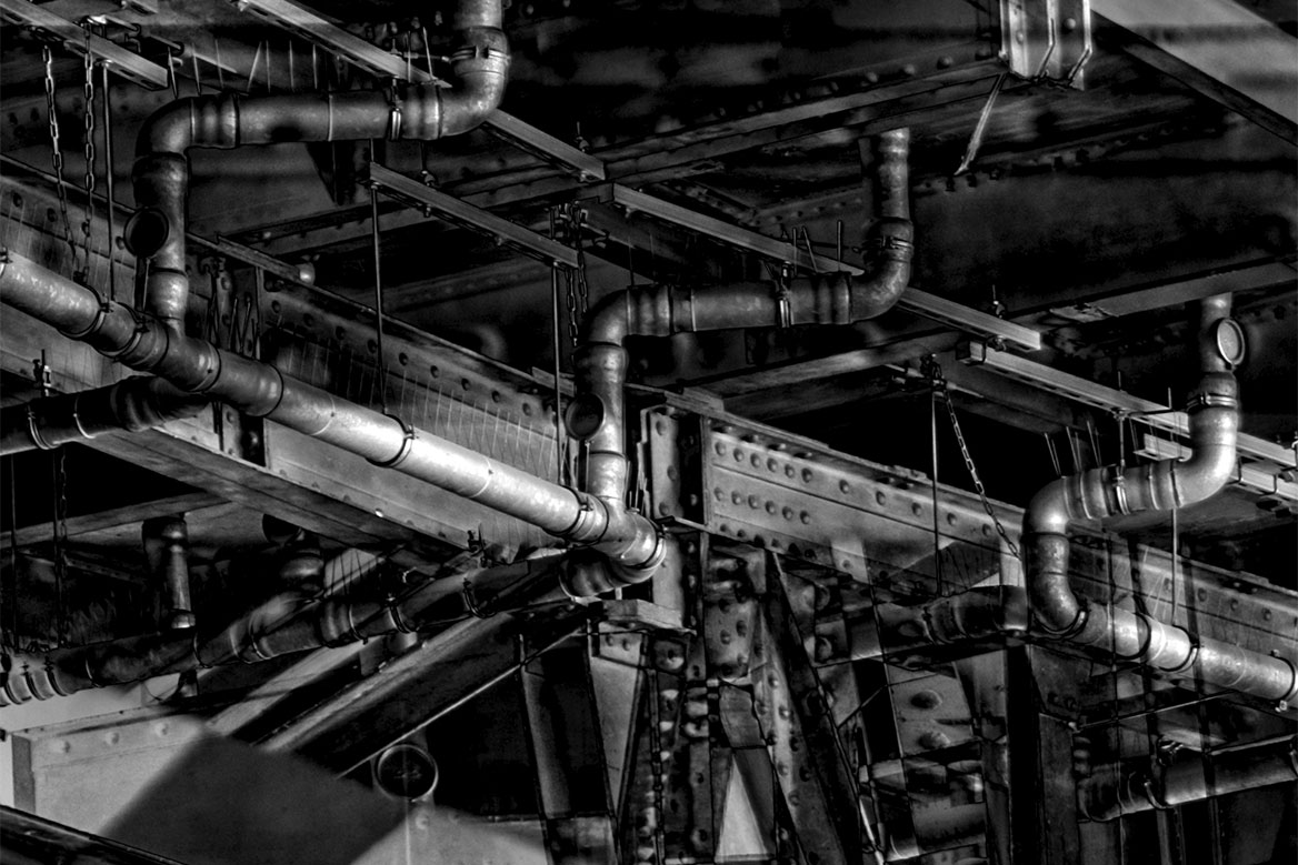 The enlarged image section of the -Constructive Diversity- shot shows details of the bridge substructure: steel girders, drainpipes, angle irons and rivets.