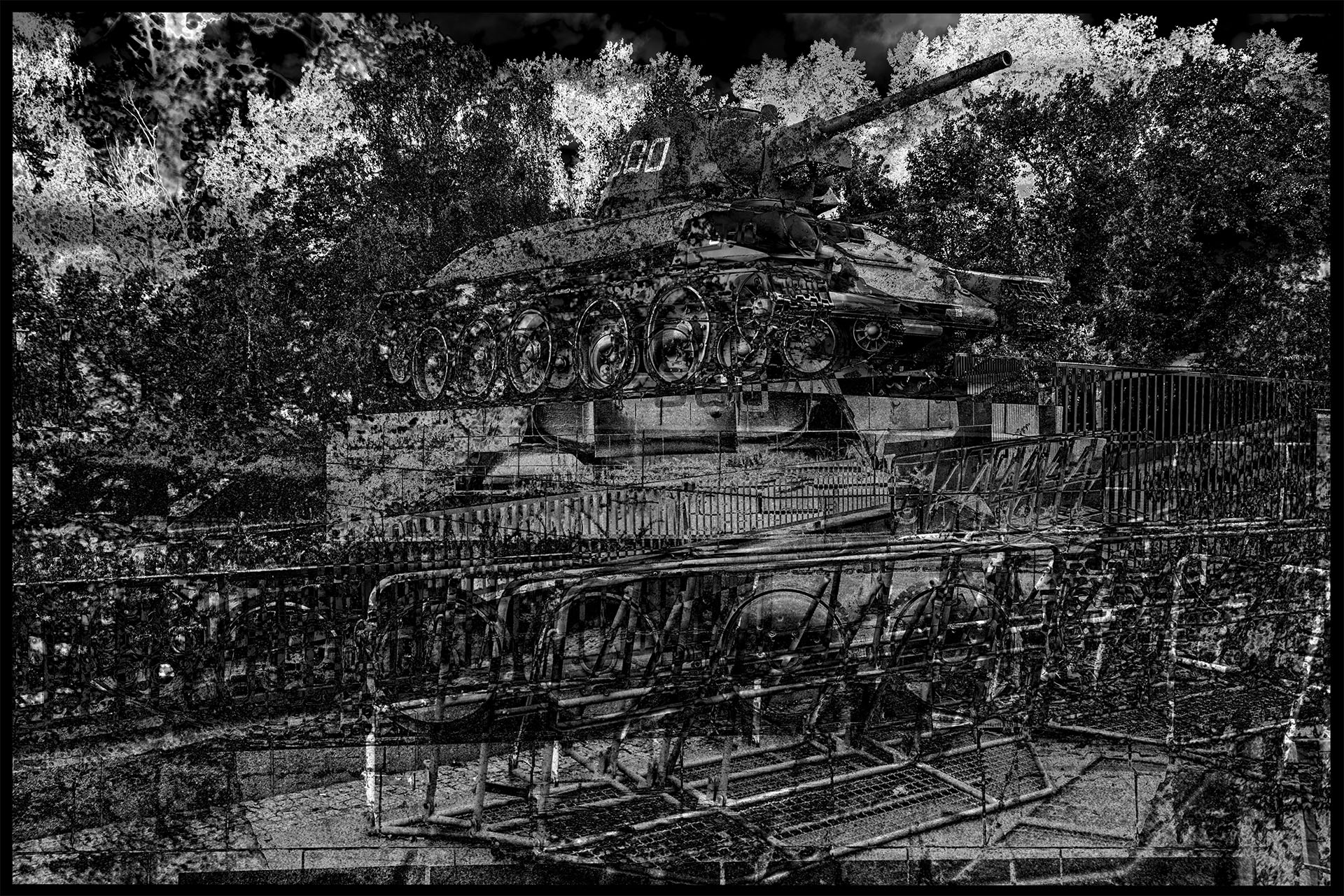 The memorial to fallen Red Army soldiers in the Großer Tierpark on Strasse des 17. Juni is flanked by two Soviet tanks from the Second World War. On the day the photo was taken in August 2024, there were barricades in front of the memorial. The artistic photograph shows several superimpositions of a tank with the barricades.