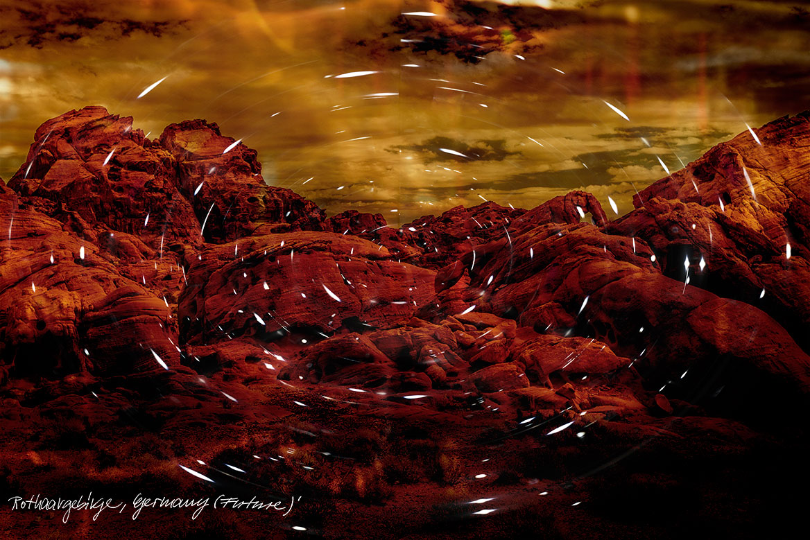 Art photography: The elliptical traces of light direct the eye to the center of the image, to the horizon.