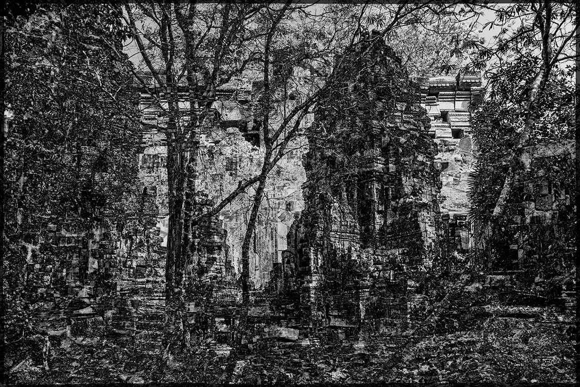 Ein Tempel auf dem weiträumigen Gelände des einstigen Weltreiches von Angkor Wat. Die digitale Montage ist aus mehreren Bildern, ähnlich einer fotografischen Mehrfachbelichtung, zusammengesetzt.