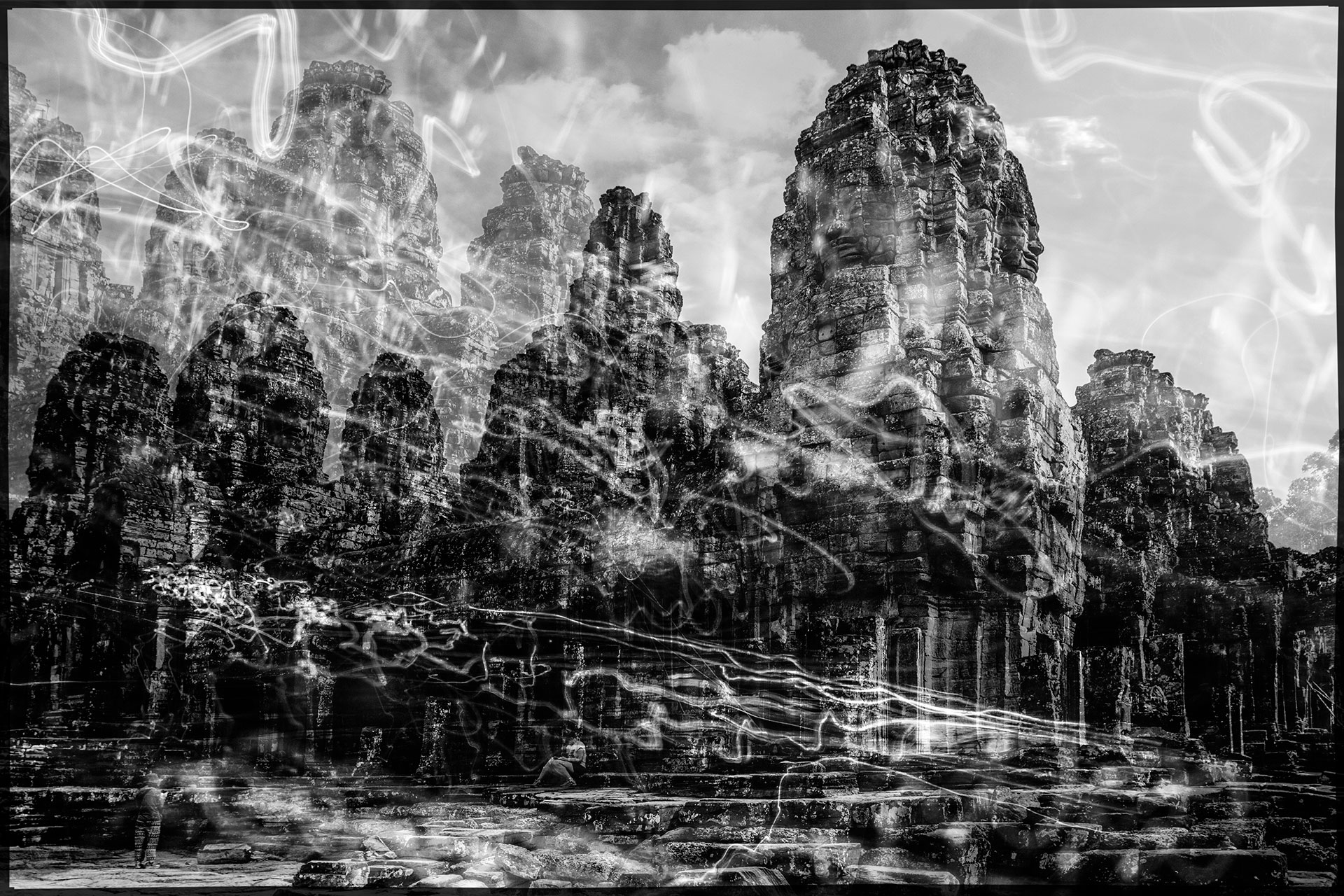 Ein Tempelmonument aus dem Komplex Angkor Wat in düsterer Schwarz-Weiss-Kulisse. Durchkreuzende Lichtspuren sind wesentliches Gestaltungselement der künstlerischen Fotografie.