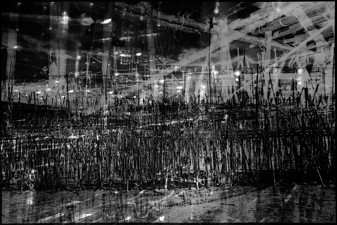In den Kompositionen der Bildserie greift der Künstler auf Fotografien zurück, die er vor vielen Jahren in Kambodscha machte. Digitale Lichtmalereien zeichnen ein Bild des düsteren Klartraumes.