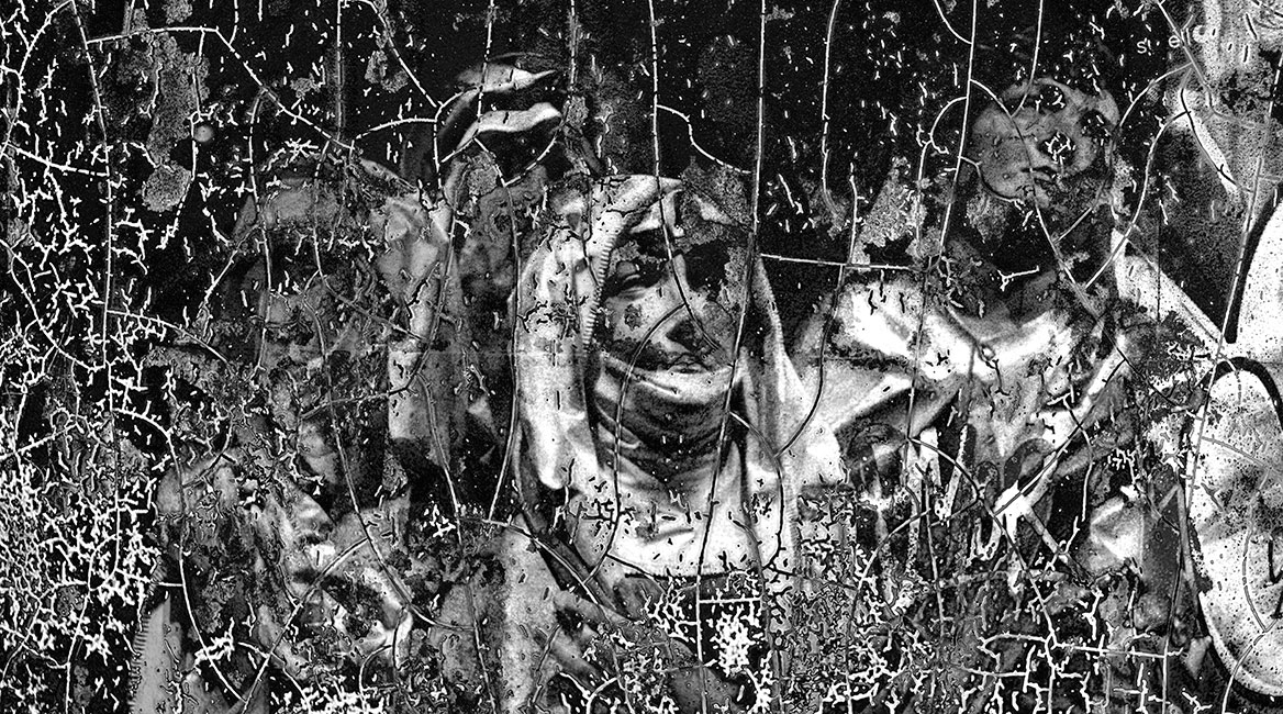 Portraits einer Figurengruppe, zentral steht eine Frau mit Kopftuch. Der Bildgrund ist durch viele Risse und abgeplatzte Farbe bildprägend.