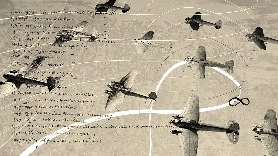 Die Flugzeugstaffel im Vorbeiflug von schäg oben.