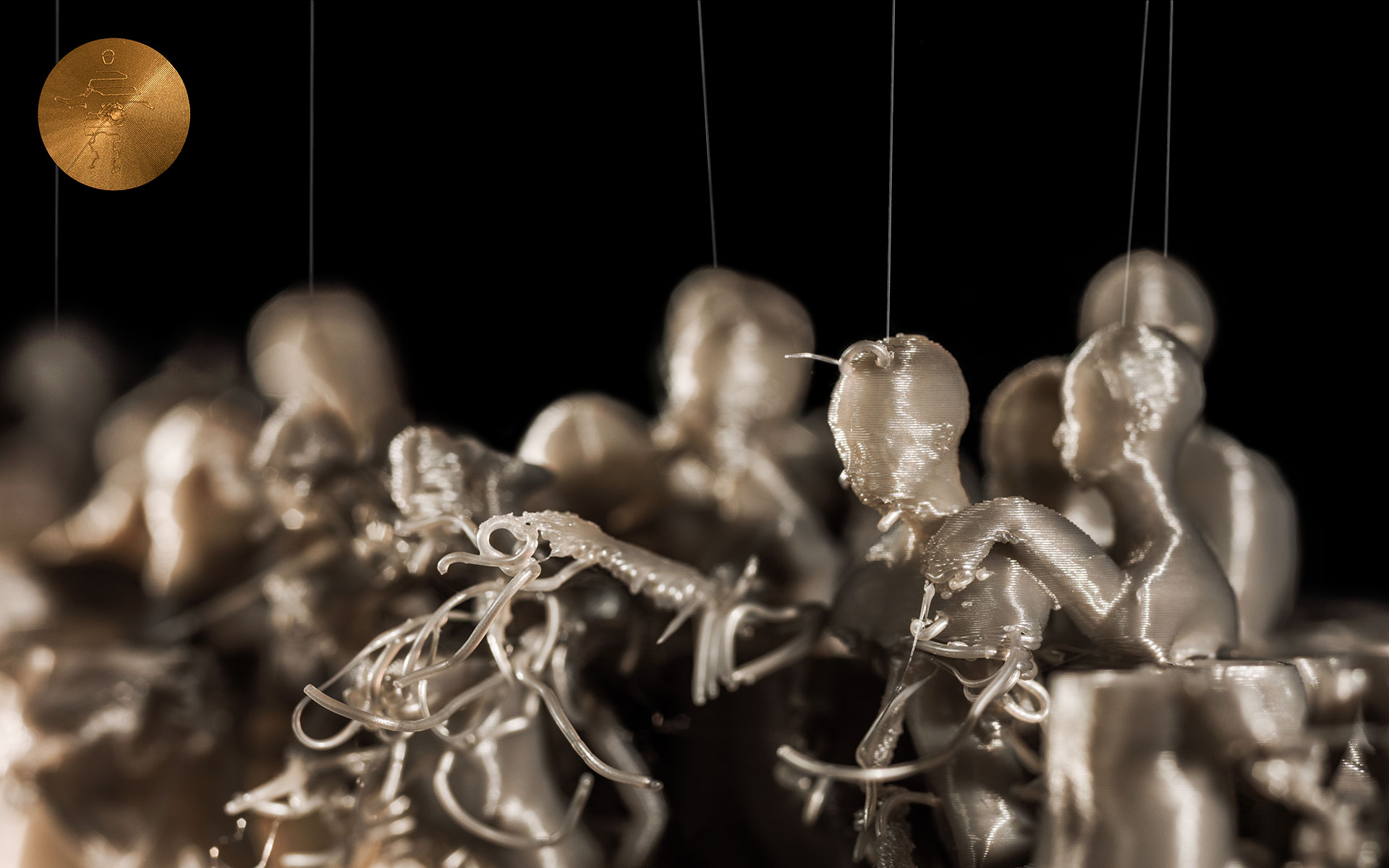 Eine zentrale Figur handhabt klebrig aussehende Fäden, die aus demselben Material wie die Figuren gedruckt sind.