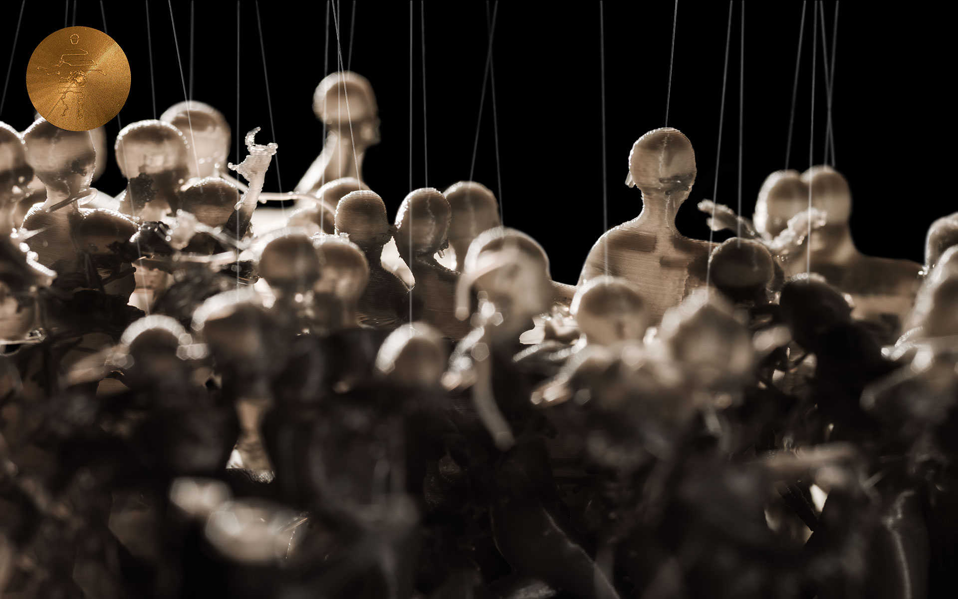 In dieser und allen folgenden Bildtafeln ist die Figurengruppe der untersten Ebene abgebildet. Die Schärfentiefe ist wie bei den Bildtafeln des Werkes Decision of Belonging reduziert. In dieser Einstellung schauen die Figuren vom Betrachter weg und sind von hinten zu sehen. Die Bildschärfe liegt weiter hinten, die vorderen, halbtransparenten Figuren sind unscharf.