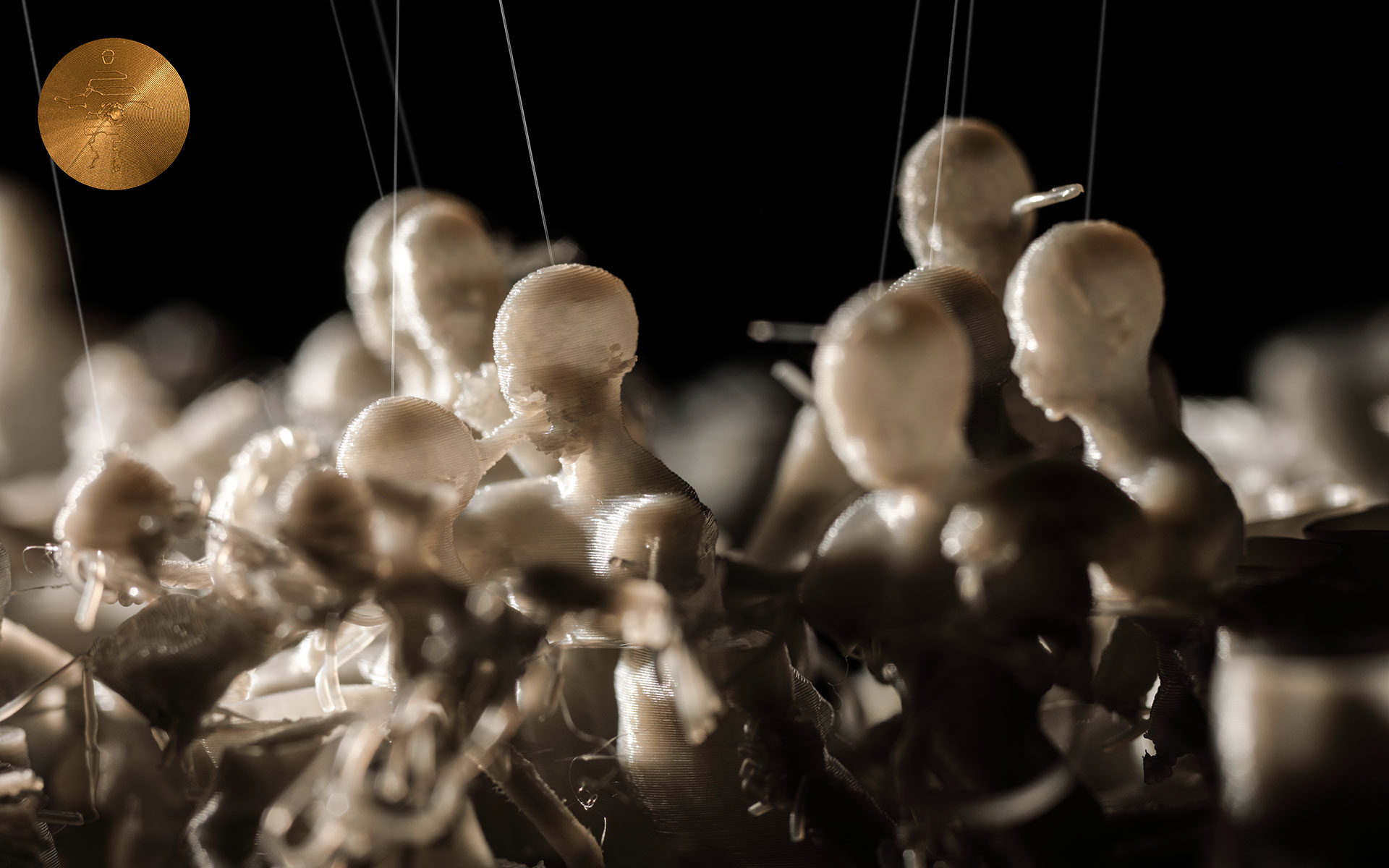Der Fokus liegt auf den Figuren im linken Vordergrund, dessen Münder eine undefinierbare Masse austauschen.