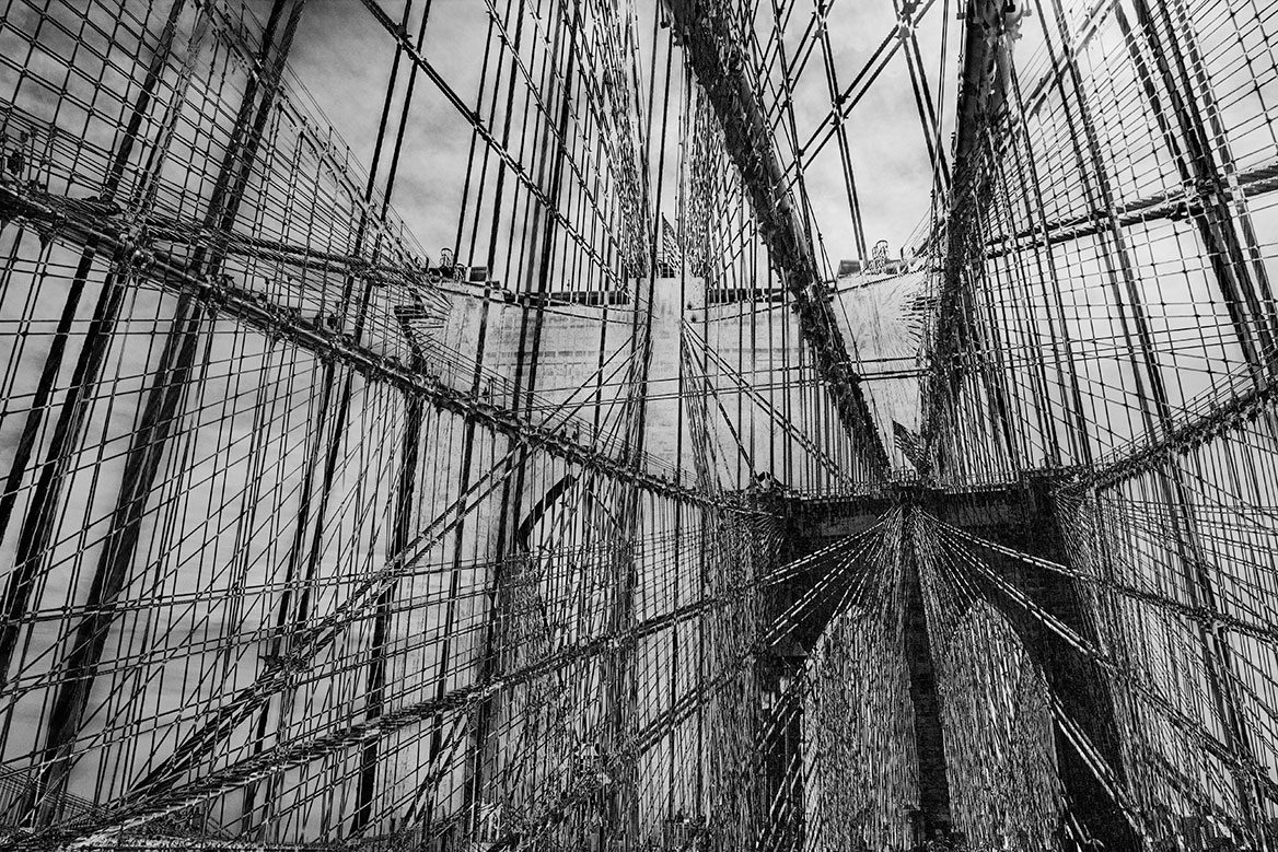The holding ropes of the Brooklyn Bridge are multiplied on top of each other and form a network of diagonal lines that make the image look very dynamic.