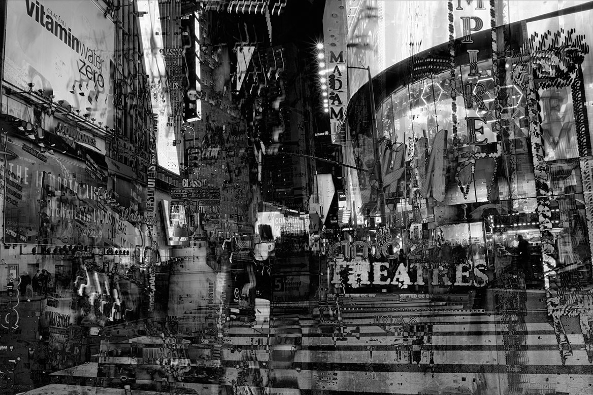 Auch in einer nächtlichen Fussgängerzone in Manhattan überschneiden sich typografische Schriftzüge und Logos zu einer Collage aus Einzeleinstellungen.