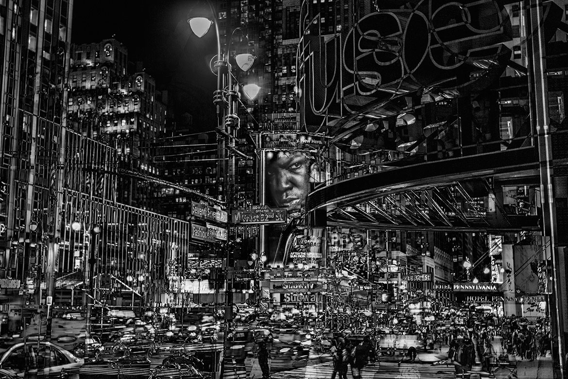 Die Wall Street bei Nacht. Die düstere S/W-Szene flirrt vor lauter Bildelementen, die sich durch die Überlagerung mehrerer Einstellungen in einer ungewöhnlichen Collage vereinen.