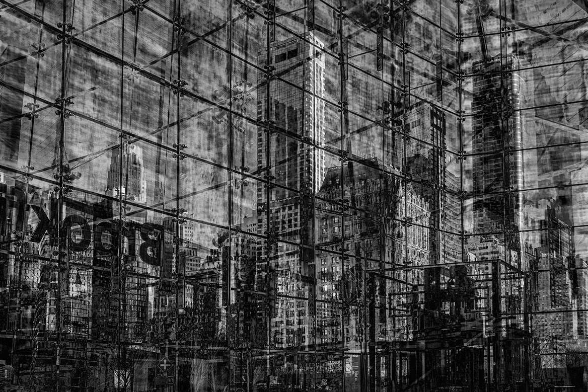 In Glasscheiben reflektierende Wokenkratzer in Manhattan überlagern sich zu einer ungewöhnlichen fotografischen Bildkomposition.