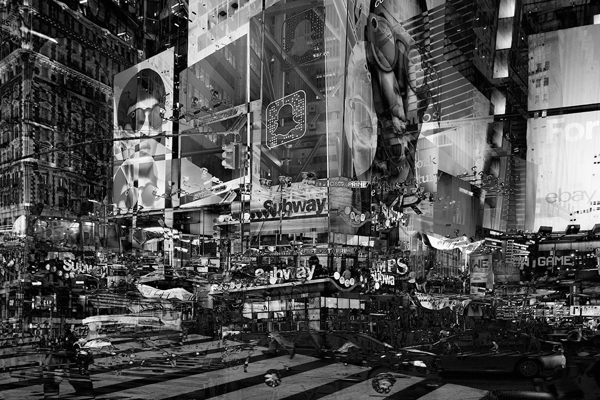 Alle Bilder der Serie sind in S/W umgesetzt. Dieses Bild zeigt Verkaufs- und Werbefassaden in der Wall Street.
