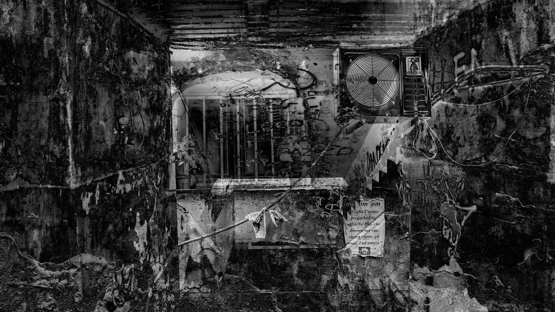 A souterain-like entrance area or a cellar vault with crossing hoses and pipes is visible next to the aggregate of an air conditioner. Scraps of posters, stair treads and chipped plaster walls once again condense the gloomy atmosphere.