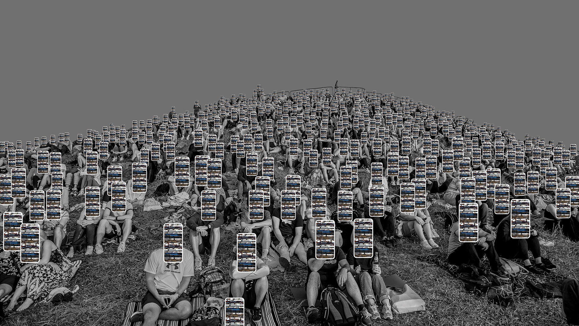 Digital art. In the composition, a large group of people are sitting on a grassy hill, obviously visitors to an event. All viewers are looking forward, but the people’s heads are hidden by greatly enlarged smartphones, on whose screens pixelated images can be seen, which are reflected on all displays. The phones are colored, the people and the backdrop are in black and white tones. In this and all subsequent works of art, the sky is monochrome and without tonal gradations in a medium gray.