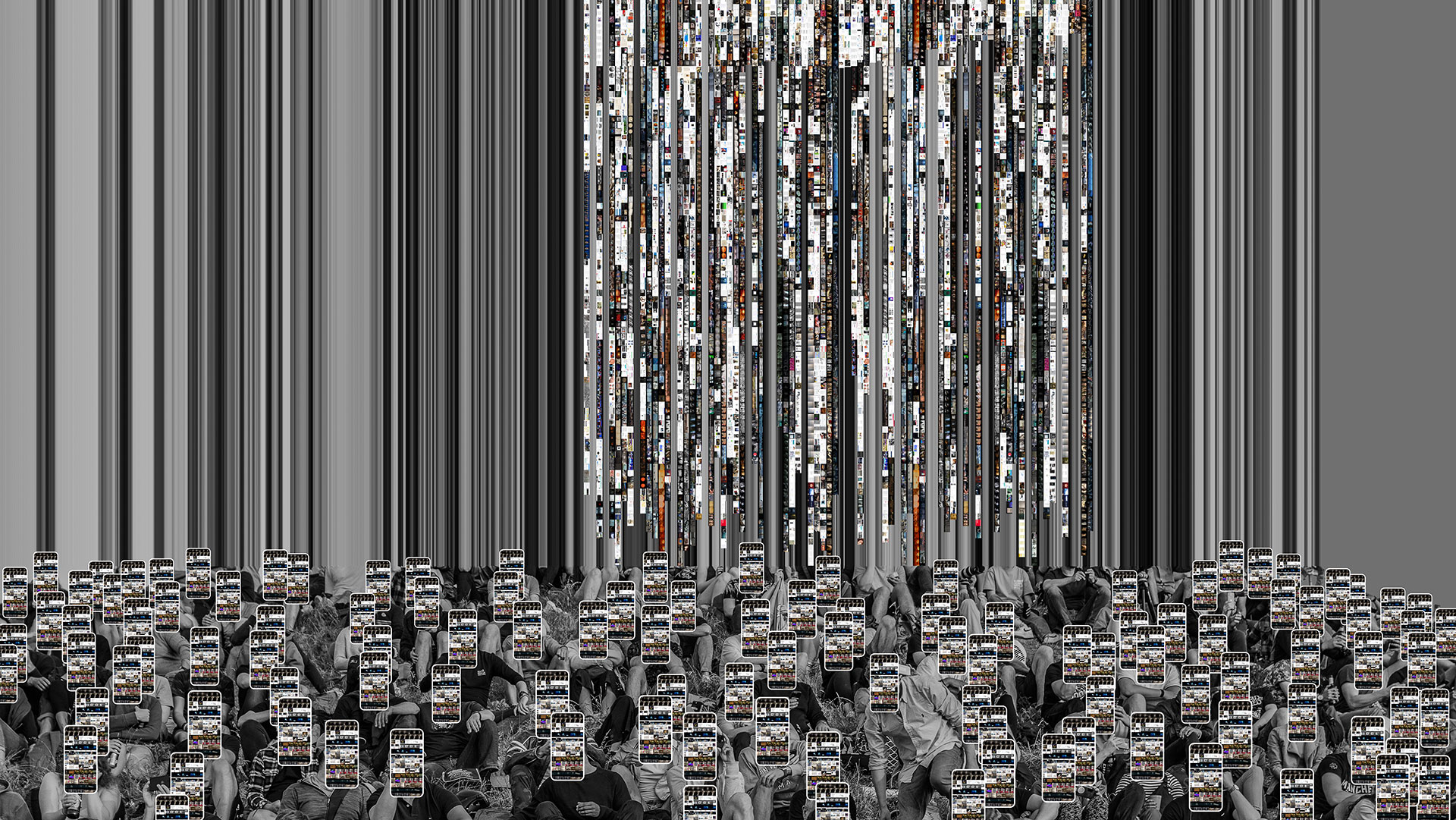 Digitale Kunst: Vertikale Linien bestimmen zwei Drittel der oberen Bildfläche. Im unteren Drittel füllt eine dicht gedrängte Menschenmenge die Bildfläche der Komposition aus, in die die Linien hineinragen. Ein Segment der vertikalen Linien ist durch gebündelte, farbige Screenshots von digitalen Bilddaten ersetzt. Bildhintergrund und die Personen sind scharz-weiss abgebildet.
