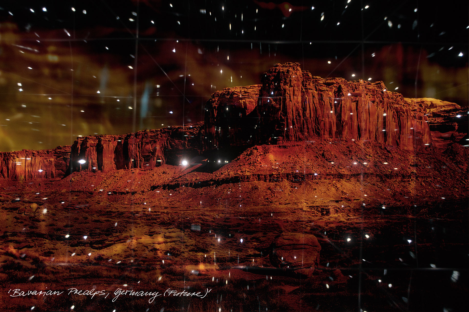 Künstlerische Fotografie: Das künstlerische Compositing zeigt eine Steinwüste mit imposantem Gebirge. Die Landschaft wirkt tot, wie ausgestorben. Die Trockenheit hat eine trostlose Szenerie geschaffen, die in düsterer Lichtstimmung wie eine Marslandschaft wirkt. Alle Aufnahmen entstanden in Utah/USA.