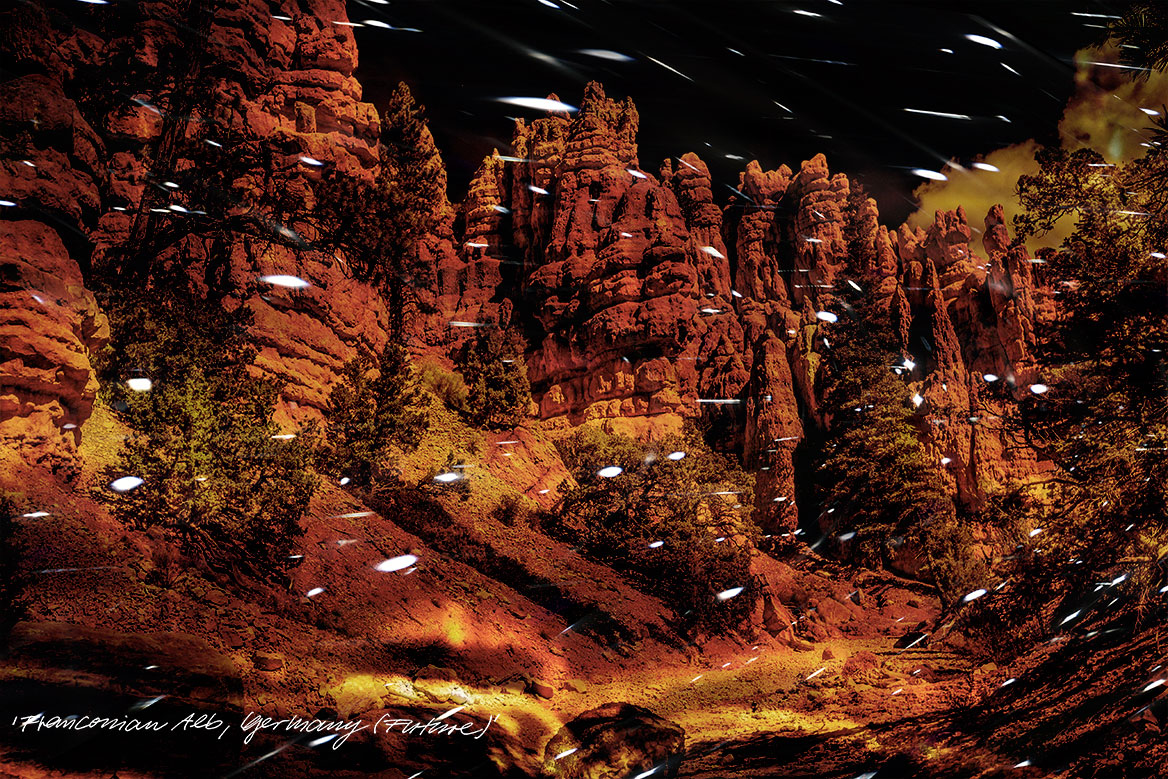 Künstlerische Fotografie: Erodierte, versandete und ausgetrocknete Hänge bilden die Erosionsprozesse ab. Wenige Nadelbäume stehen im Vordergrund.