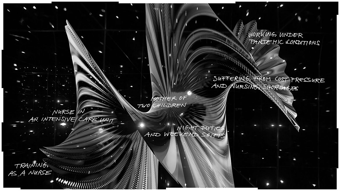 In einer kosmischen Anmutung, in der viele Sterne vor schwarzem Hintergrund leuchten, schwingen Leiterbahnen in Spiralform. Das Bild ist in Schwarz-Weiss visualisiert. Das Gebilde der gebündelten Daten soll abstrakt für ein Meschenleben stehen. Kalligraphische Beschriftungen, die über die gesamte Bildfläche verteilt sind und den Datenbahnen folgen, geben in Stichworten die wichtigsten Lebensstationen bzw. die Vita der fiktiven Person Hannah wieder: Training as a nurse, Nurse in an intensive care unit, Mother of two children, Night duties and weekend shifts, Working under pandemic conditions, Suffering from cost pressure and nursing shortages. Der Bildrand ist rythmisch in Segmente unterteilt, die die klassische, rechteckige Kontur der Bildfläche auflösen.